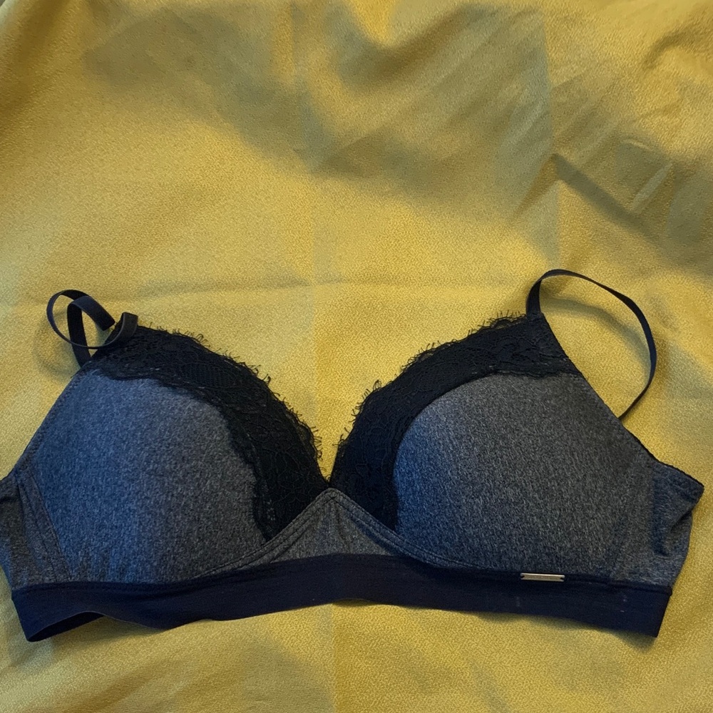 Vince Camuto wireless Black and Gray Lace Bra size 38c